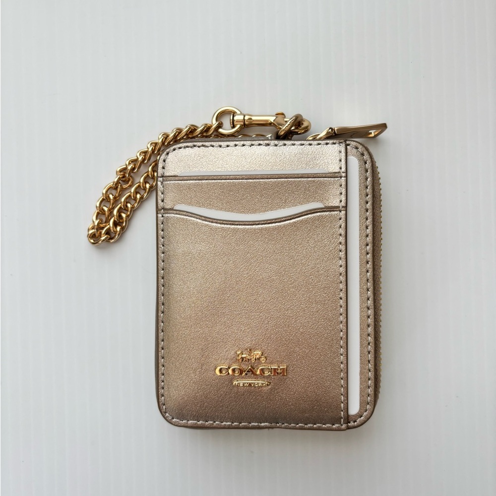 Coach zipped Card
Case gold / light champagne NWT
CW890